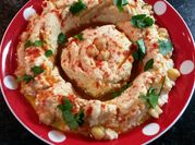 Una foto de humus tradicional