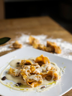 Una foto de Pasta rellena de calabaza con salsa de queso