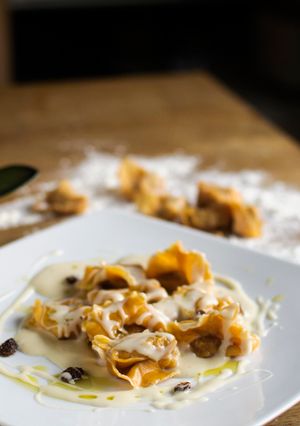 Una foto de Pasta rellena de calabaza con salsa de queso