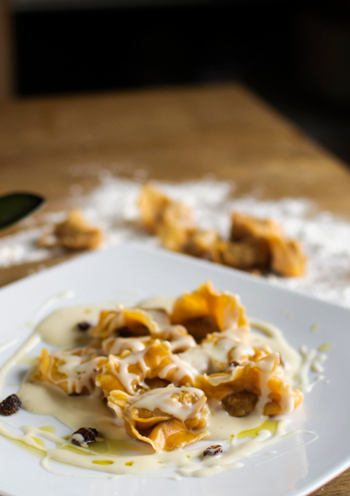 Una foto de Pasta rellena de calabaza con salsa de queso