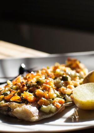 Una foto de Dorada con zanahoria, calabacín y patata cocida