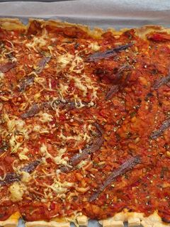 Una foto de Coca de pimiento y tomate