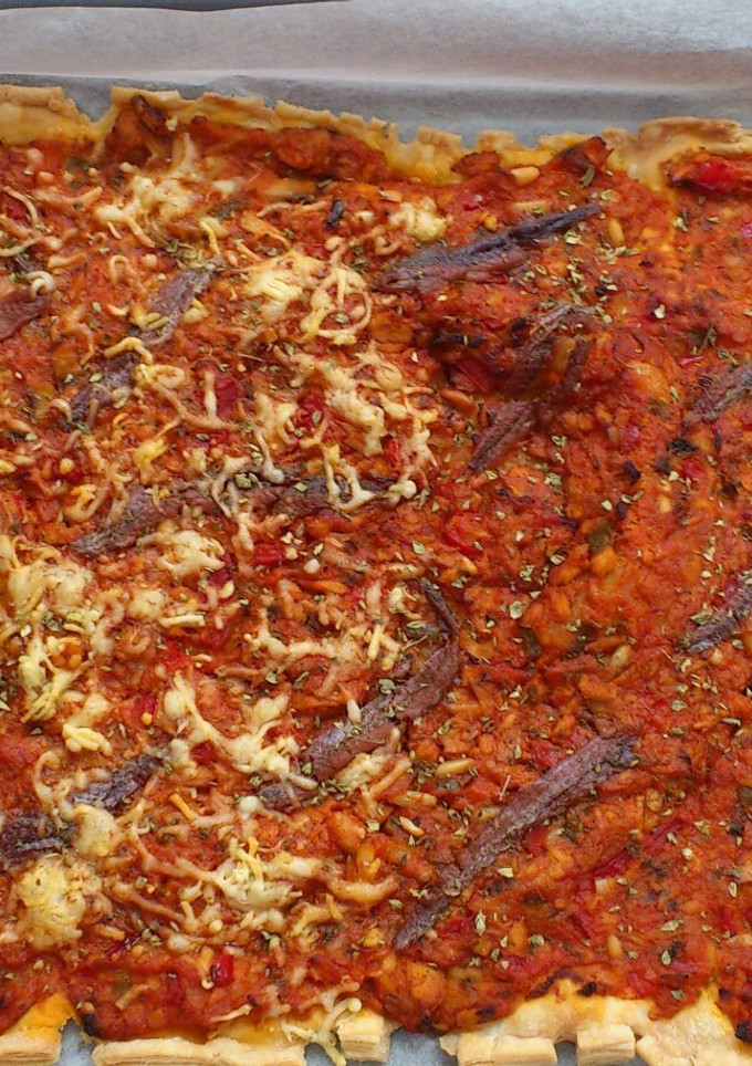 Una foto de Coca de pimiento y tomate