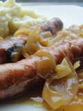 Longanizas frescas con gravy de cebollas