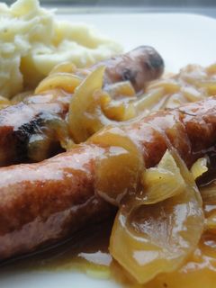 Una foto de Longanizas frescas con gravy de cebollas