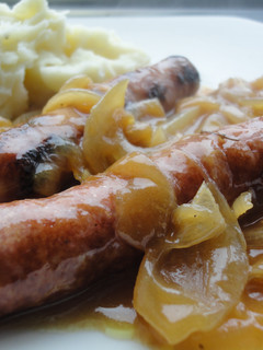 Una foto de Longanizas frescas con gravy de cebollas