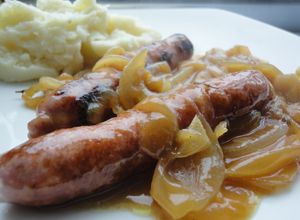 Una foto de Longanizas frescas con gravy de cebollas