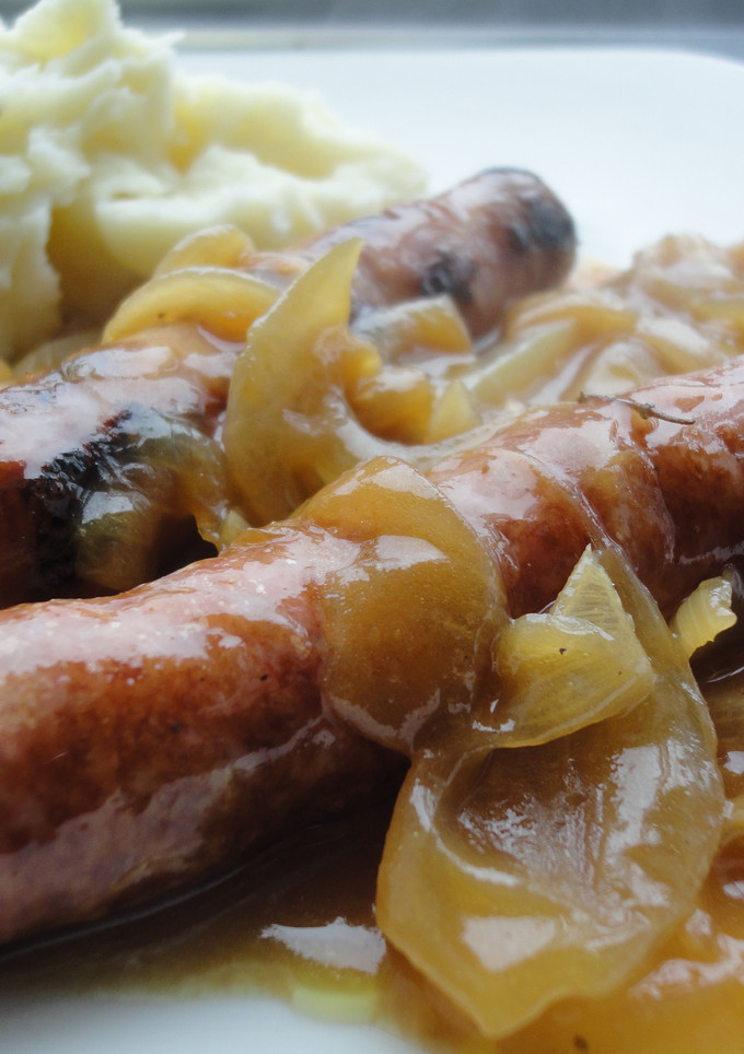 Una foto de Longanizas frescas con gravy de cebollas