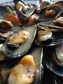 Una foto de Mejillones a la mostaza antigua