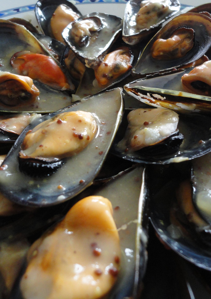 Una foto de Mejillones a la mostaza antigua