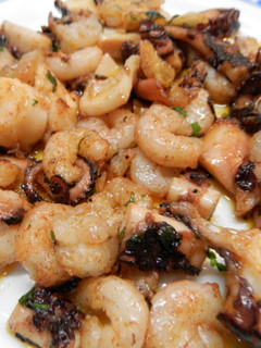 Una foto de Pulpo con gambas al ajillo