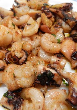 Una foto de Pulpo con gambas al ajillo