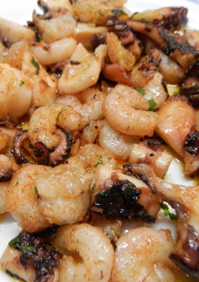 Una foto de Pulpo con gambas al ajillo