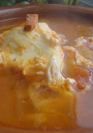 Una foto de Sopa de ajos y chorizo