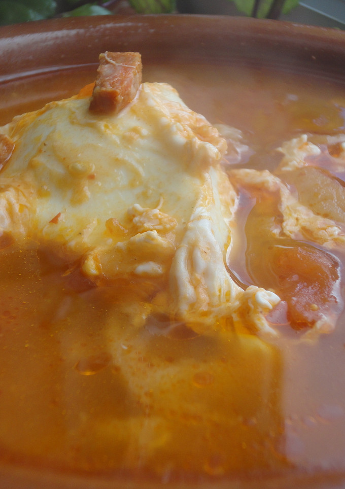 Una foto de Sopa de ajos y chorizo