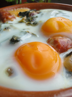 Una foto de Cazuela de nabizas con huevos y txistorra