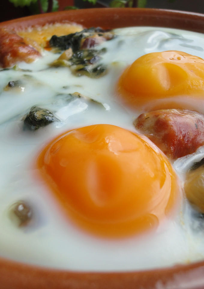 Una foto de Cazuela de nabizas con huevos y txistorra