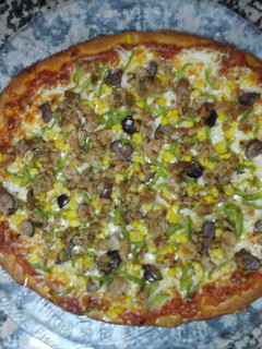 Una foto de Pizza vegetal con atún