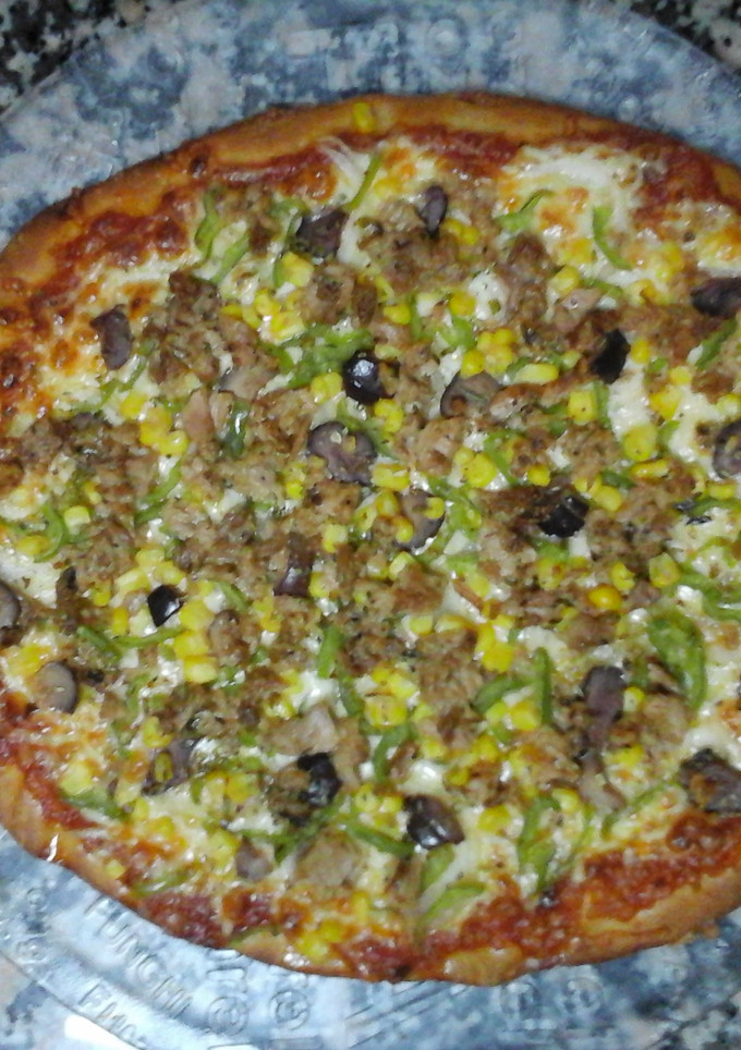 Una foto de Pizza vegetal con atún