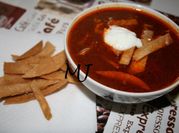 Una foto de sopa de tortilla con chile guajillo