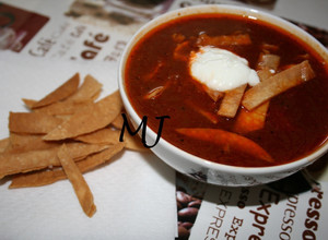 Una foto de Sopa de tortilla con chile guajillo