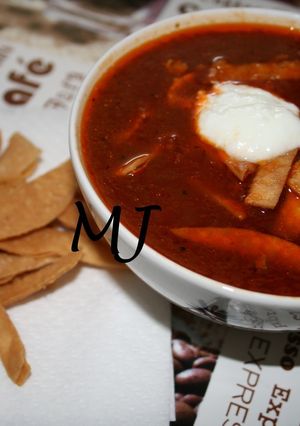 Una foto de Sopa de tortilla con chile guajillo