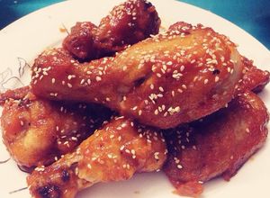 Hình của món Gà chiên giòn phủ sốt cay ngọt Hàn Quốc.