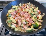 Une image de l'étape 8 de Gratin de macaronis au lard, courgettes et roquefort.