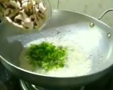 A picture of step 3 of Mushroom fried rice.