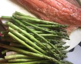 Foto del paso 1 de la receta: Salmón al ajo con limón y parmesano y espárragos