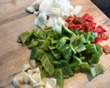 Foto del paso 2 de la receta: Guiso de muslo de pollo deshuesado express