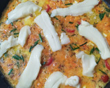 Foto del paso 4 de la receta: Tortilla de zanahoria y tomate con queso.