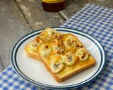 Gambar langkah 4 resipi Roti pisang bermadu keju.