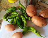 Foto del paso 1 de la receta: Patatas con pimientos y huevos fritos