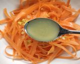 Foto del passaggio 2 della ricetta Insalata di carote alle erbe e limone