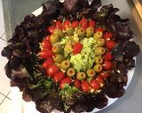 Une image de l'étape 4 de Salade de laitue rougette aux tomates cerises et olives farcies.