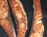 Foto del paso 3 de la receta: Salmón fresco a la plancha con habitas y ajos tiernos
