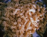 Foto langkah ke 2 dari resep Fusilli Keju Asin & Stik Pedas.