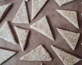 Foto del paso 3 de la receta: Triangulitos de harina integral y queso de búfala 🐃 Bizcochitos materos integrales 🧉Materitos 🧉