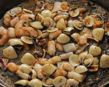 Foto del paso 4 de la receta: Arroz con gambones en paella