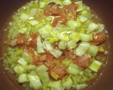 Foto del paso 3 de la receta: Filetes de merluza con gambones en salsa marinera