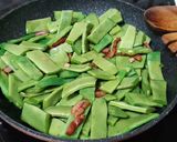 Foto del paso 4 de la receta Pescadilla y judías verdes con tomate y bacon