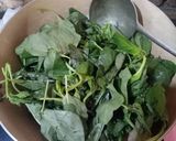 Foto langkah ke 2 dari resep Bening Bayam Jagung.