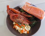 Foto del paso 1 de la receta: Salmón con salsa de espinacas y verduritas con gambas