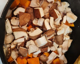 Foto del paso 3 de la receta: Estofado de pollo con boniato y shiitake