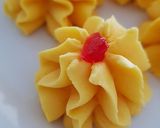 A picture of step 1 of Cheesy Yellow Dahlia.
