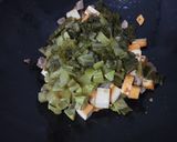 Foto langkah ke 4 dari resep Sayur Asin cah Tahu Kuning.