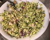 Une image de l'étape 8 de Salade de crabe au céleri, courgette, oignon rouge et olives noires.