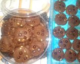 Foto langkah ke 6 dari resep Cookies Coklat Kacang Choco Chips.