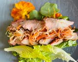 Hình bước làm 4 của món Gỏi Cuốn Thịt Xá Xíu & Hoa Sen Cạn